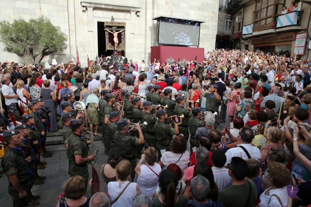 Miles de fieles acompañan a la imagen del nazareno en la tradicional procesión por el centro de la ciudad con principio y final en la Colegiata.