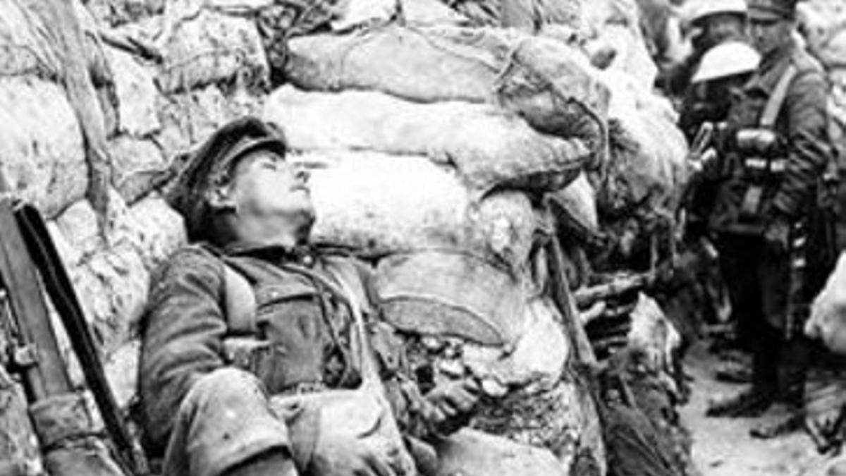 Un soldado francés, durmiendo en una trinchera de la gran guerra.