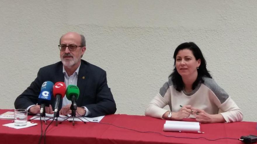 Ignacio Alonso y Mari Luz Baeza, durante la presentación de la memoria de 2016 de Cáritas Asturias.