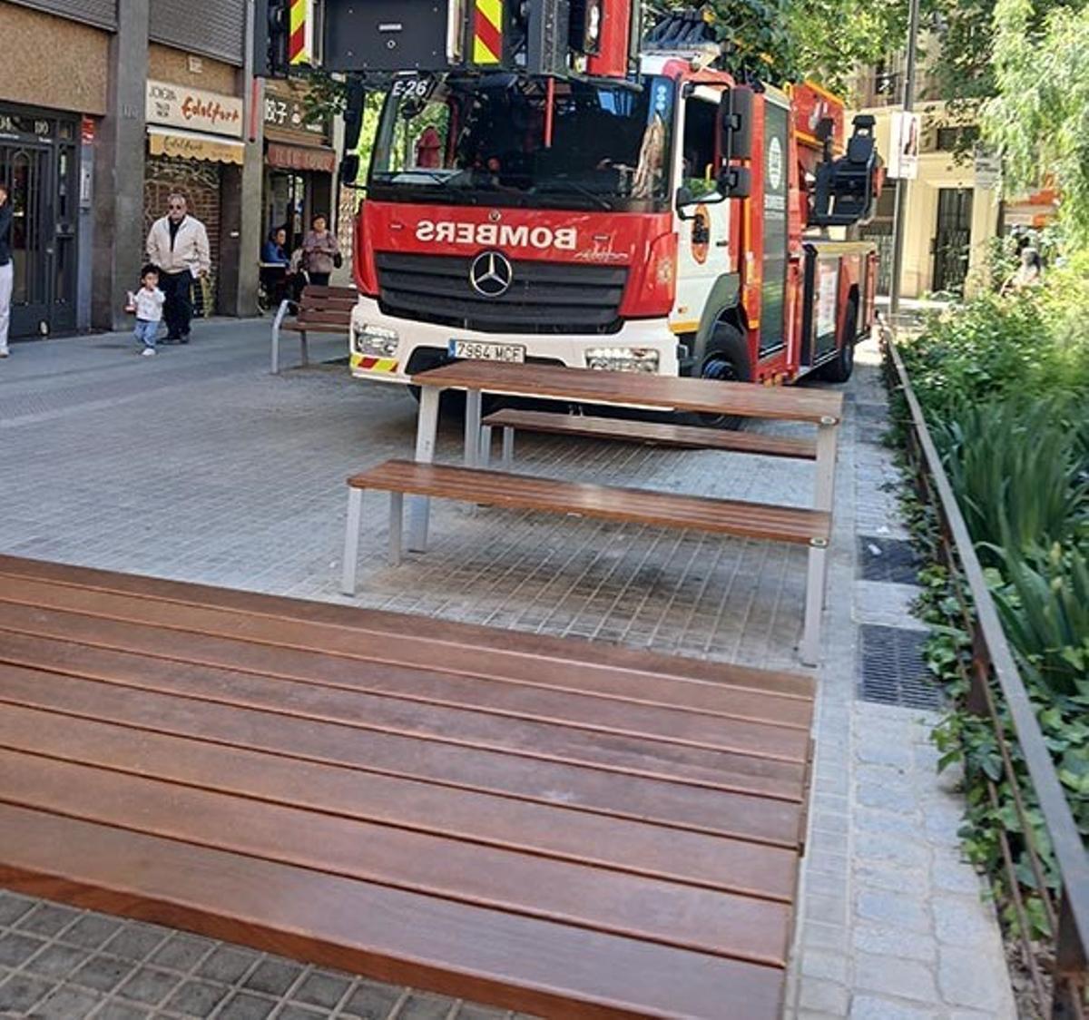 taules i bancs a lilla de Rocafort/Consell de Cent