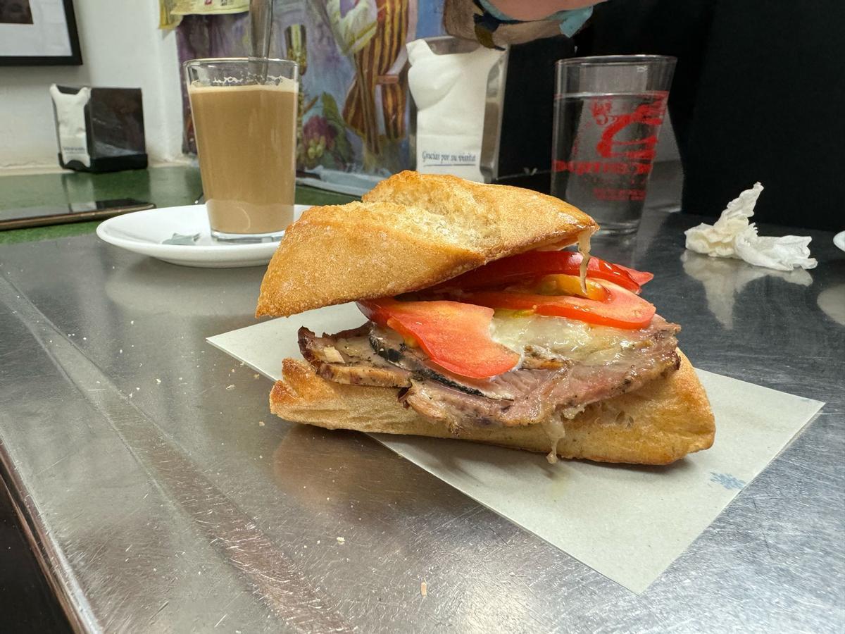 Mantecas, zurrapas, carnes mechadas, lomito, tortillas... ¿Tostadas o montaditos? En Casa Moreno de Sevilla se desayuna así.