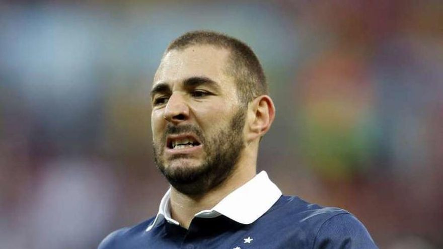 Benzema, durante un partido con la selección francesa. // Efe