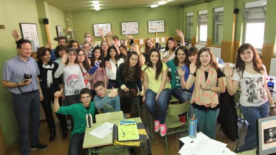 Dos alumnas realizan un instrumento con materiales reciclados.