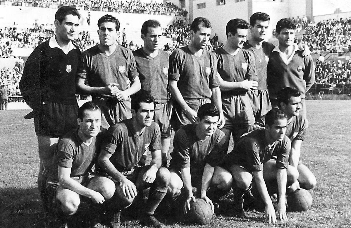 Alineación titular del FC Barcelona, el 14 de febrero de 1960, en el Estadio Insular con Luis Suárez agachado –segundo desde la derecha–, antes del 0-8 ante la UD.    | | LP/DLP