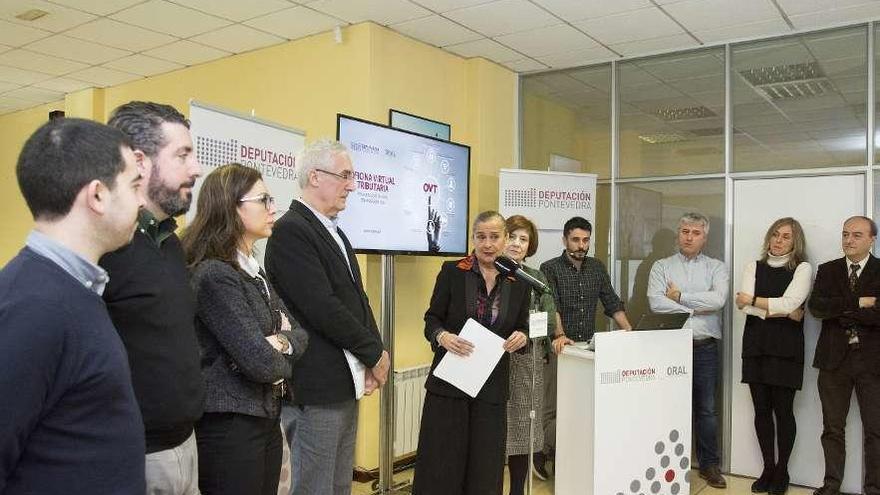 Carmela Silva presentó ayer en las instalaciones del ORAL la nueva oficina virtual. // Gustavo Santos