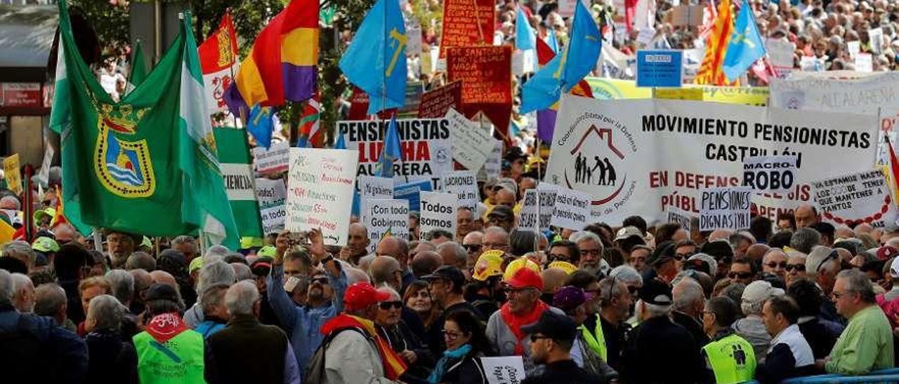 Los manifestantes, en un momento de la protesta, con varias banderas asturianas en las primeras líneas. A la derecha de la imagen, una pancarta del Movimiento de Pensionistas de Castrillón.