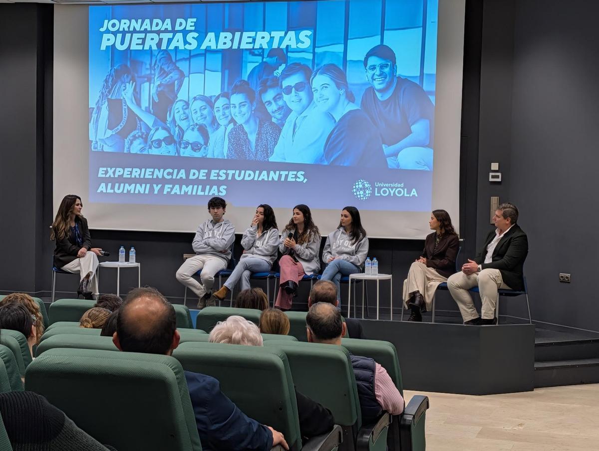 Alumnado de la Universidad Loyola participando durante la Jornada de Puertas Abiertas