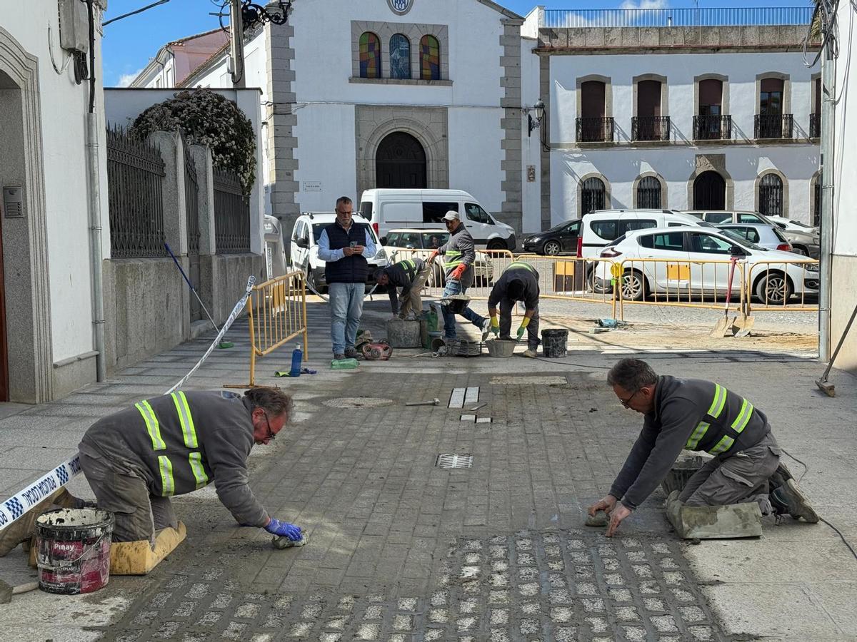 Los operarios ultiman los trabajos en la calle San Cayetano de Pozoblanco antes de su apertura.
