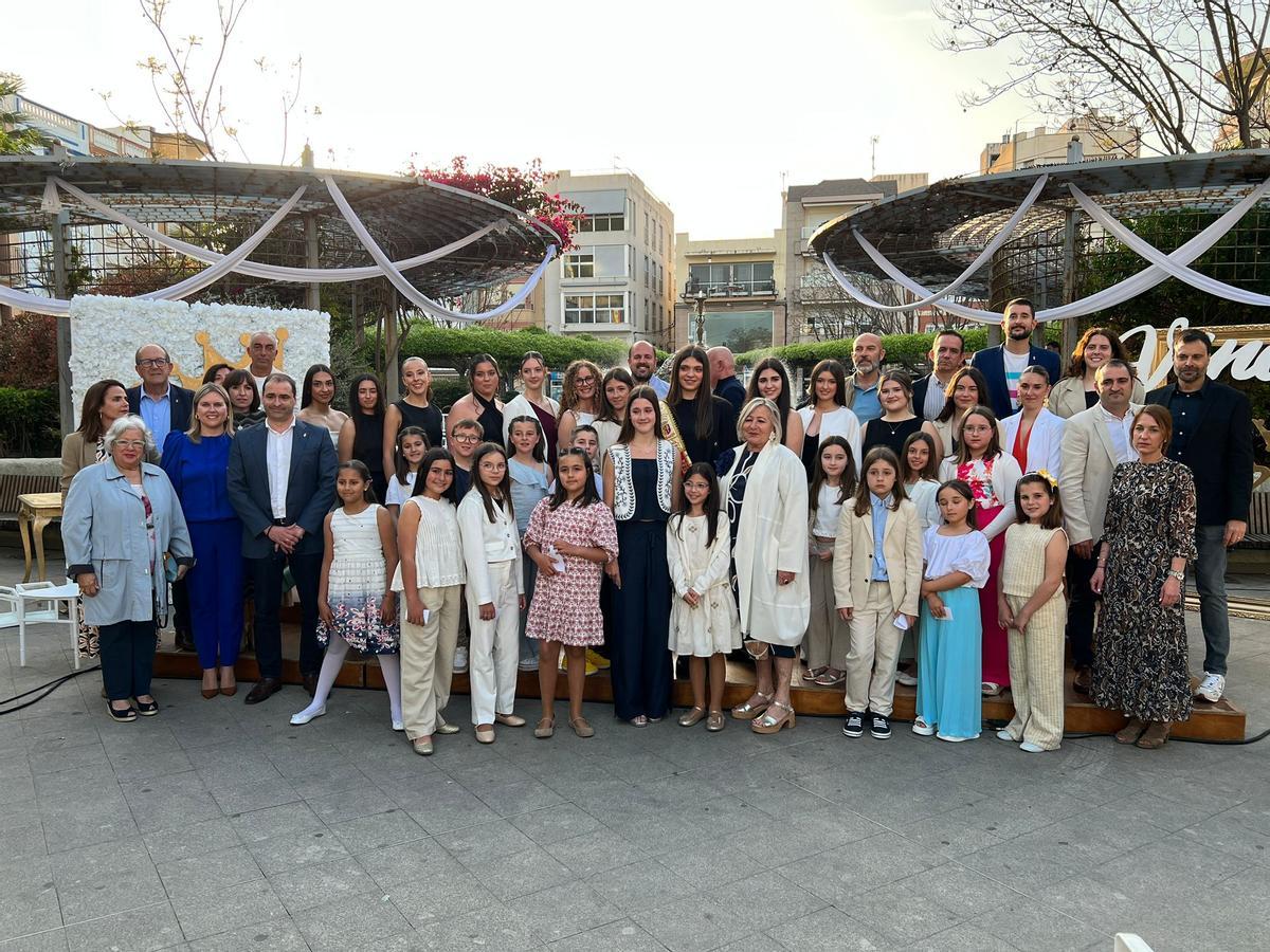 Las próximas reinas junto a las cortes de honor y las autoridades municipales.