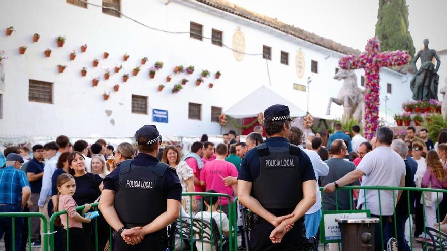 La Policía Local de Córdoba mantiene el pulso por las horas extra y amenaza el plan de seguridad de las Cruces de Mayo con 80 agentes diarios