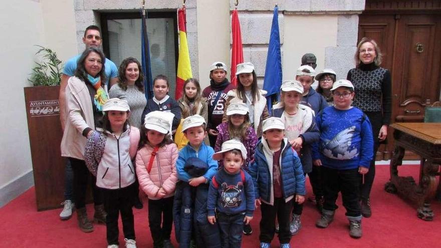 Los niños en el salón de plenos del Ayuntamiento.