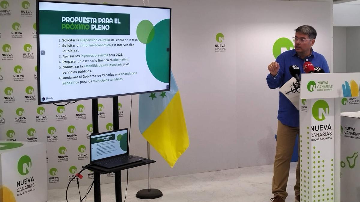 El portavoz y concejal de NC-BC en Mogán, Juan Manuel Gabella, durante la rueda de prensa sobre la tasa turística del municipio.