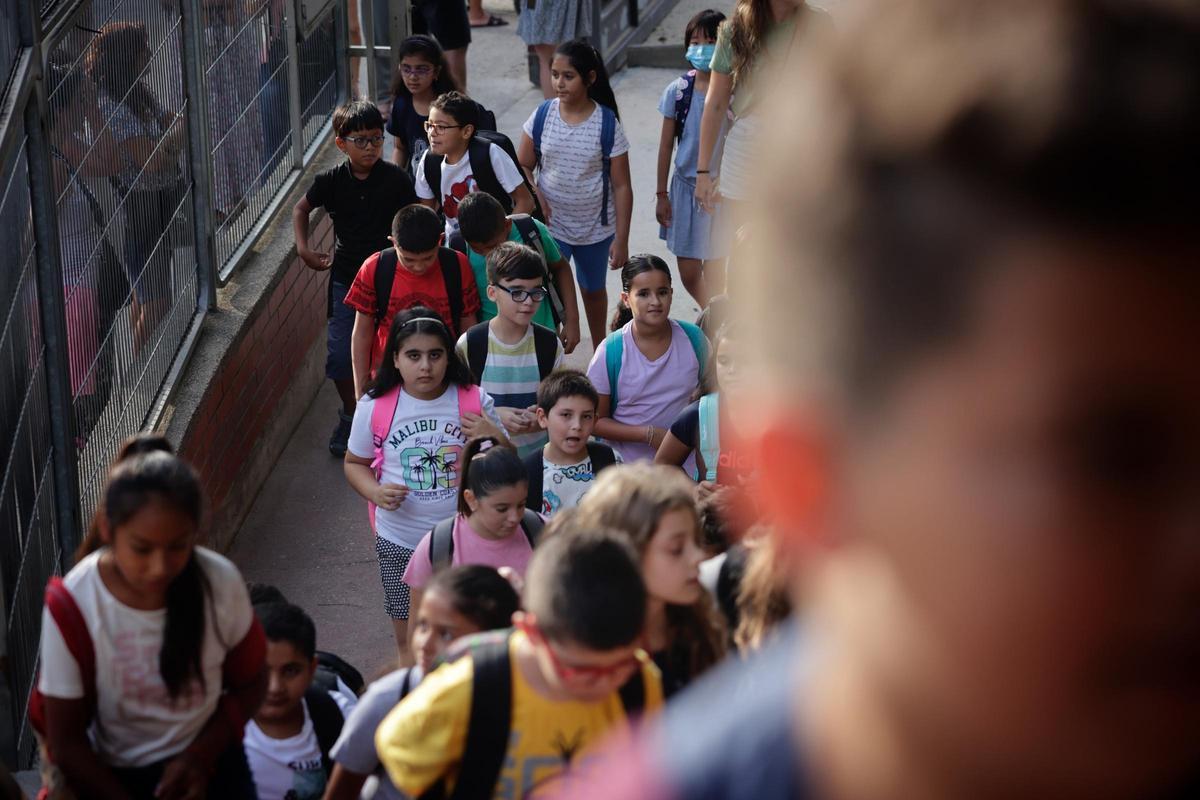 Alumnos de primaria, entrando en el colegio.