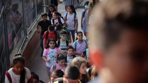 Alumnos de primaria, entrando en el colegio.