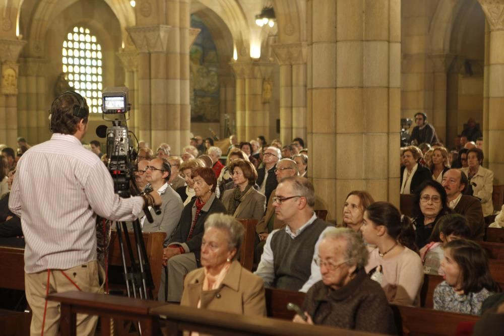 Misa del Día de Todos los Santos oficiada por el arzobispo de Oviedo