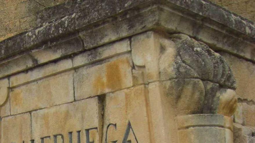 El dominico Basilio Cosmen, junto a un monumento dedicado por el pueblo de Caleruega a Santo Domingo de Guzmán. j. m.