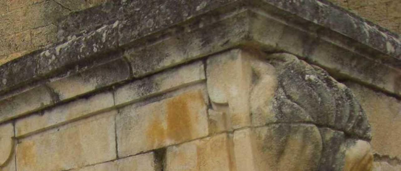 El dominico Basilio Cosmen, junto a un monumento dedicado por el pueblo de Caleruega a Santo Domingo de Guzmán. j. m.