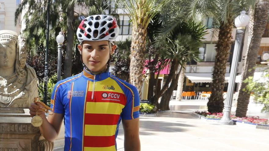 Marcos Hinojosa, con el maillot de campeón autonómico y la medalla de oro, en La Glorieta