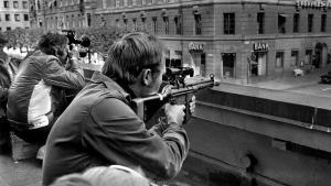 Un francotirador y un fotógrafo durante el atraco.