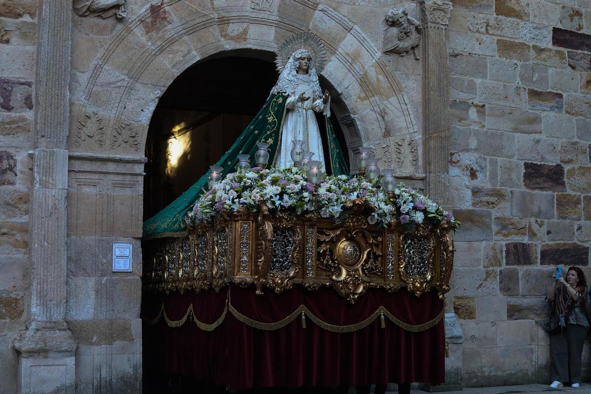 La procesión de Jesús del Via Crucis brilla modificando su recorrido habitual
