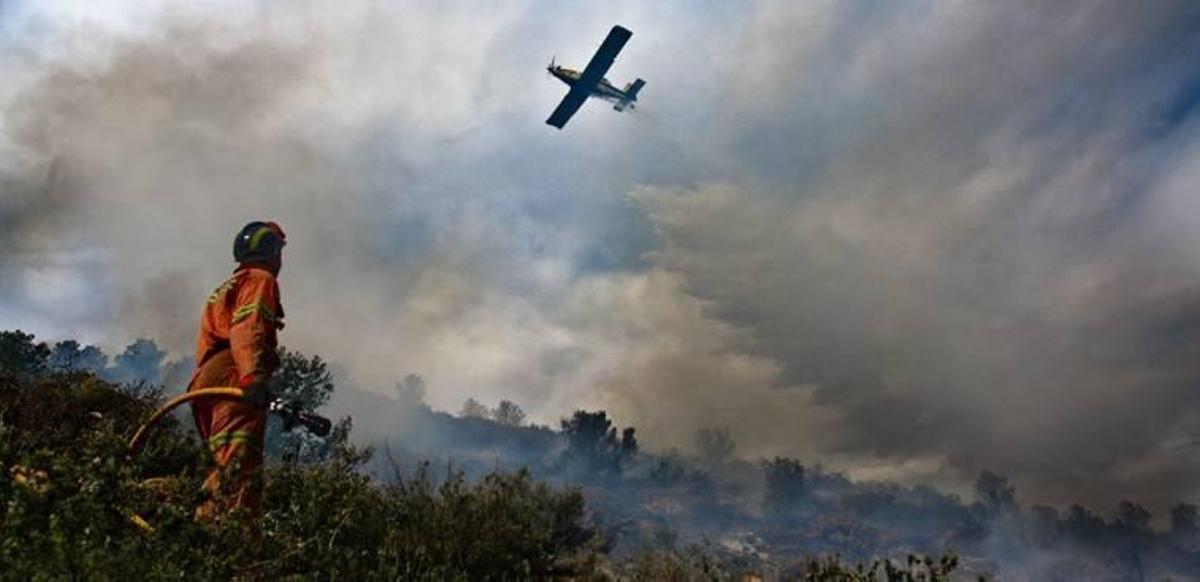 Arden dos hectáreas en un monte escarpado de Sagunt