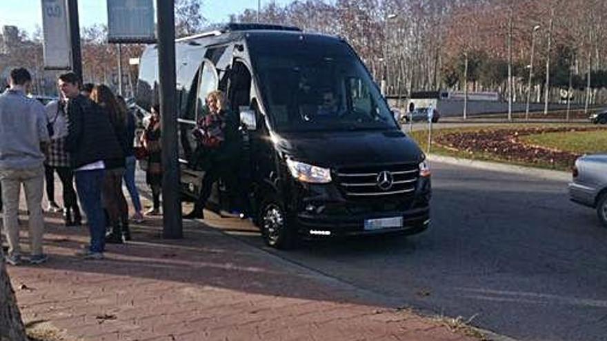 Visitants baixant de l&#039;autobús en plena rotonda.