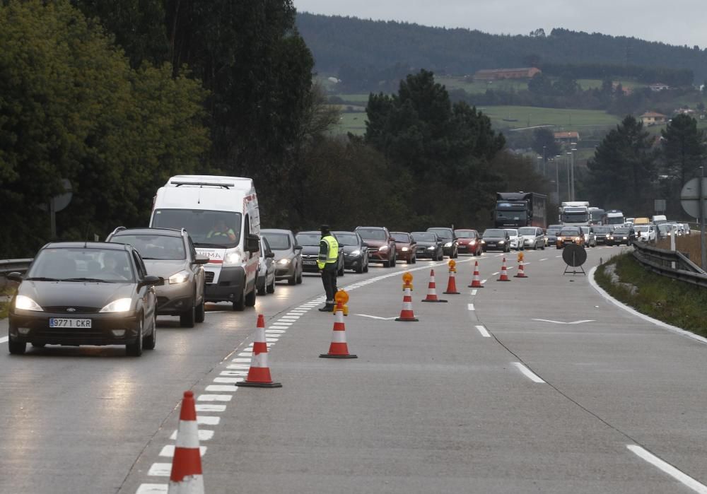 Un accidente en la "Y" provoca varios kilómetros de atasco  en dirección Oviedo