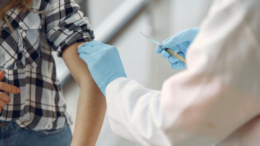 El nuevo efecto de la vacuna contra la covid que provoca molestias en la vejiga