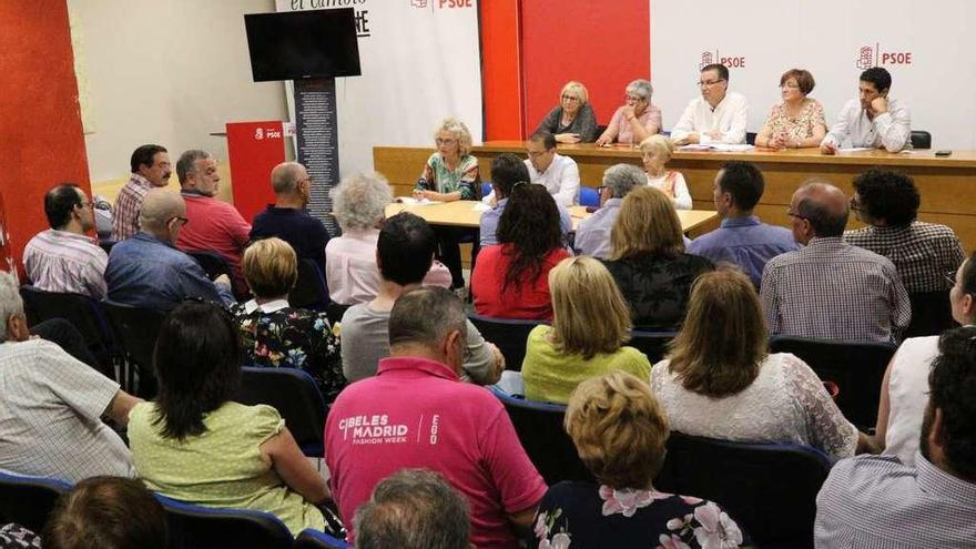 &quot;Congresillo&quot; provincial del PSOE celebrado ayer tarde en la sede de Ángel Nieto.