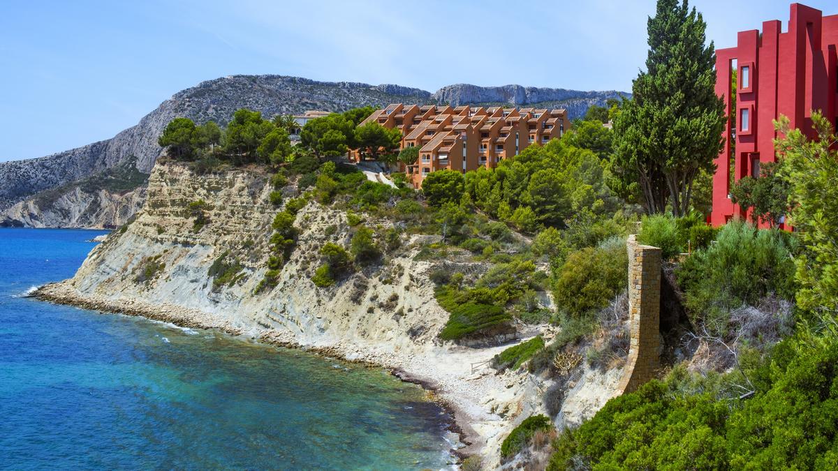 Descubre la preciosa cala que se esconde a los pies de la Muralla Roja de Calpe