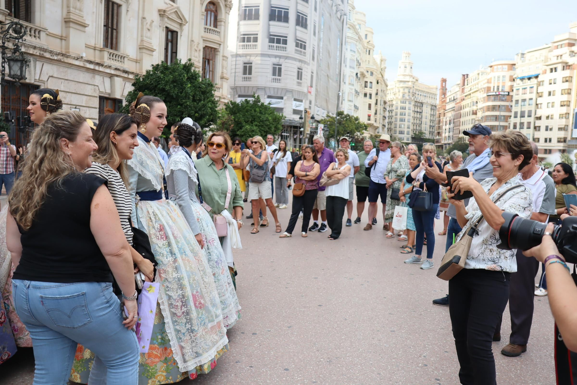 Concentración fallera en la Plaza del Ayuntamiento con las candidatas a FMV2025