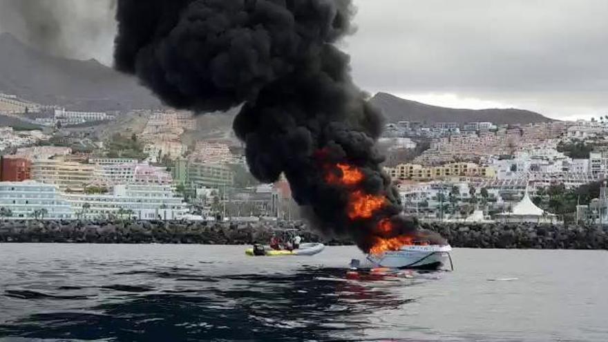 Incendio de una embarcación en Tenerife