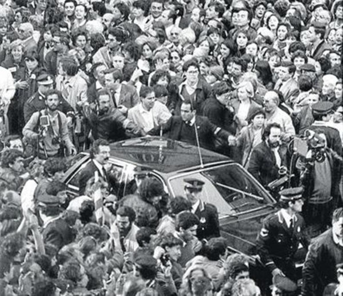 Sant Jaume 8 El cotxe de Jordi Pujol, a l’arribar a la plaça.