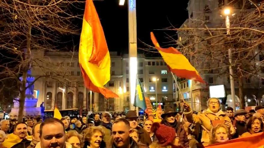 Cacerolas, pitos y banderas contra la investidura en Zaragoza