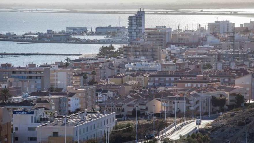 Una vista general de edificios, con el mar al fondo, en Santa Pola.