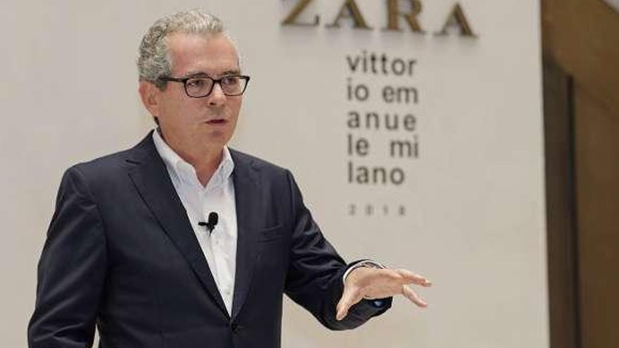 Pablo Isla, ayer, durante un encuentro con periodistas en la tienda de Zara en Milán. // FdV