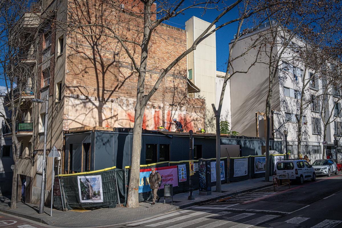 Operarios y voluntarios avanzan en los trabajos de construcción de WikiHousing, un innovador proyecto de vivienda colaborativa ubicado en un solar municipal del barrio de Poble-sec. Barcelona, 3 de febrero de 2026.
