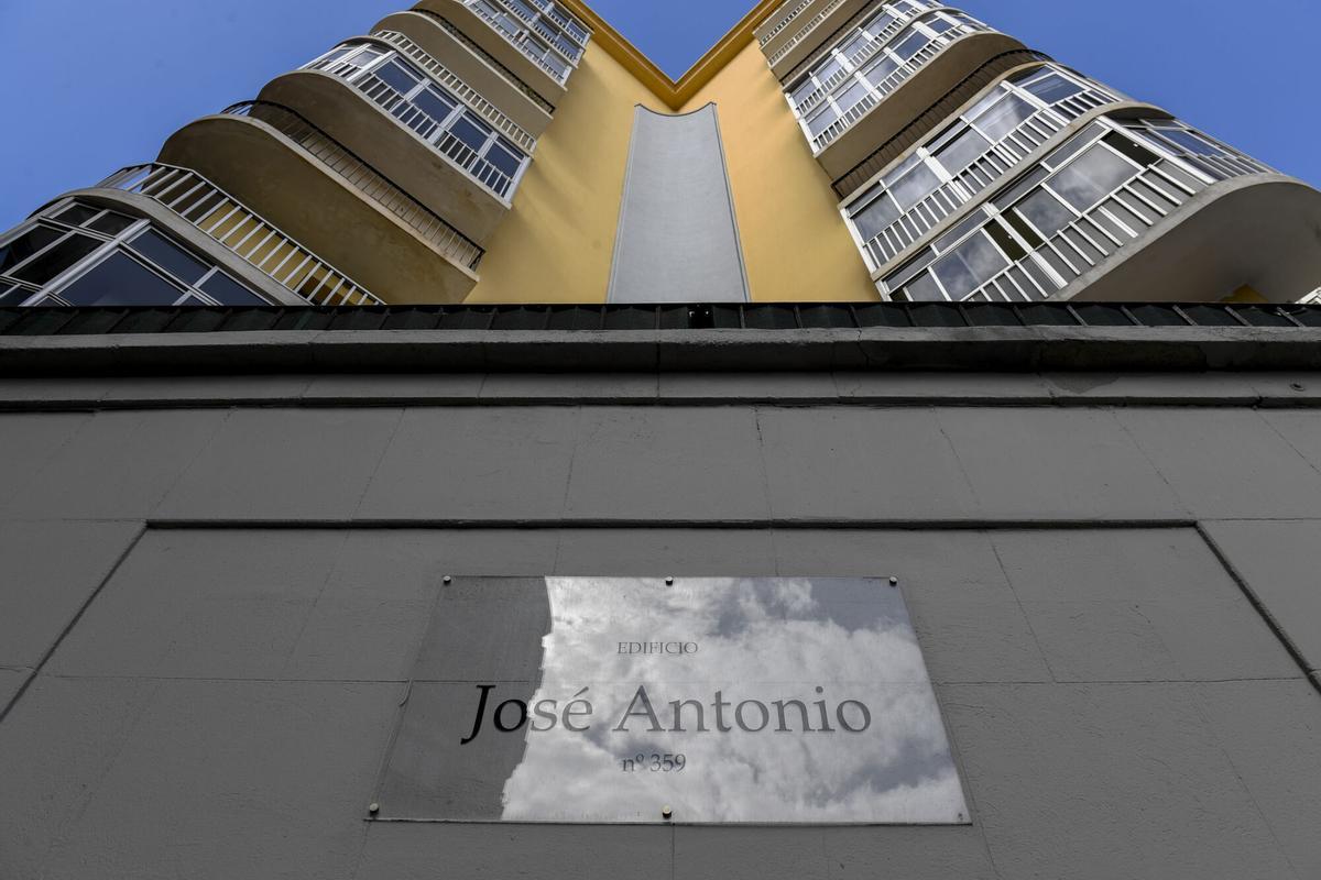 Fachada del edificio José Antonio, uno de los vestigios franquistas de la ciudad, conocido como ‘Casa del coño’.