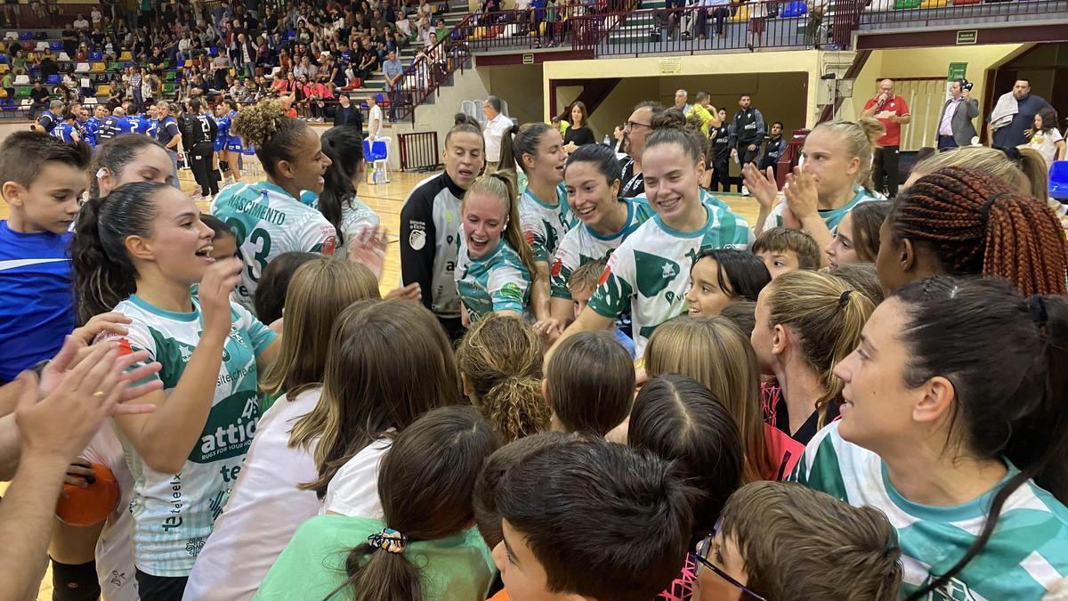 Las jugadoras del AtticGo Elche celebran una victoria con los niños y niñas de la cantera