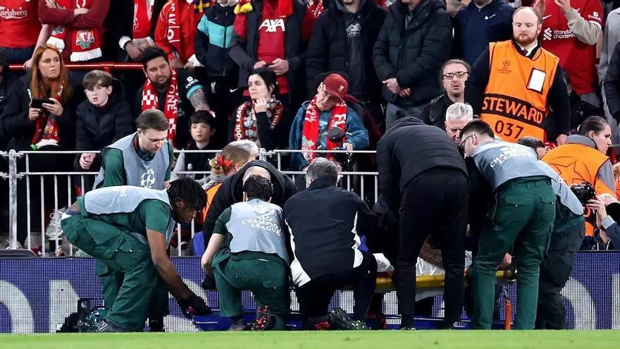 Noa Lang sufre una amputación parcial del dedo en Anfield