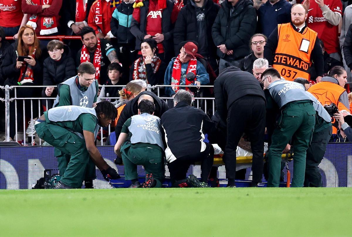 Noa Lang es atendido por los servicios médicos