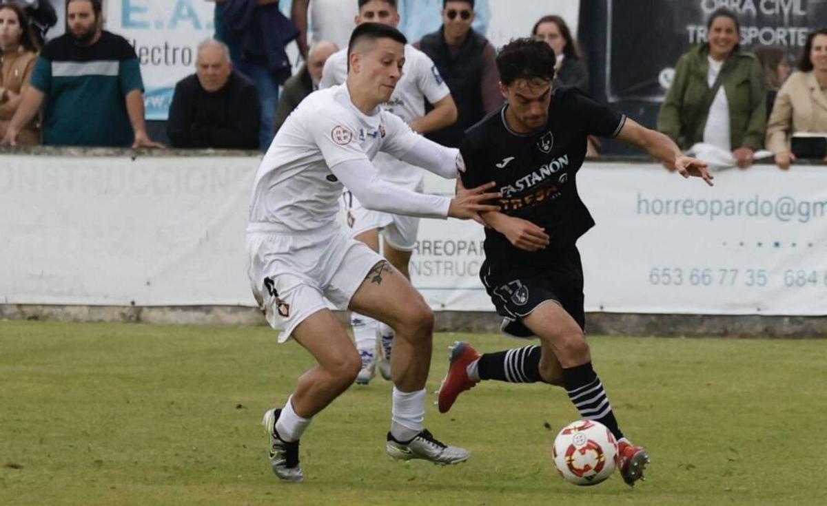 Un momento del partido que enfrentó ayer en Les Caleyes a Lealtad y Caudal.