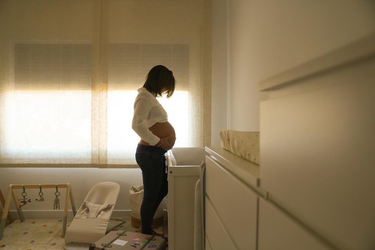 Una mujer embarazada.