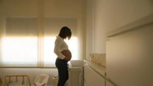 Una mujer embarazada.