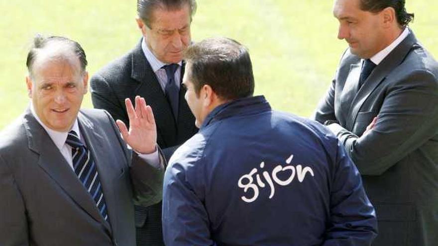 Javier Tebas, durante su última visita a Gijón, saluda a Sandoval, Vega-Arango y García Amado.