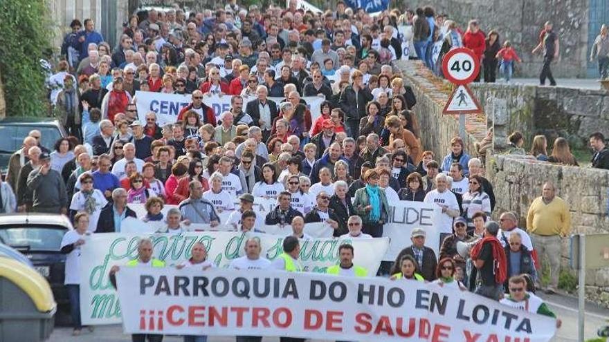 Manifestación de vecinos de O Hío reivindicando el centro de salud  // Santos Álvarez