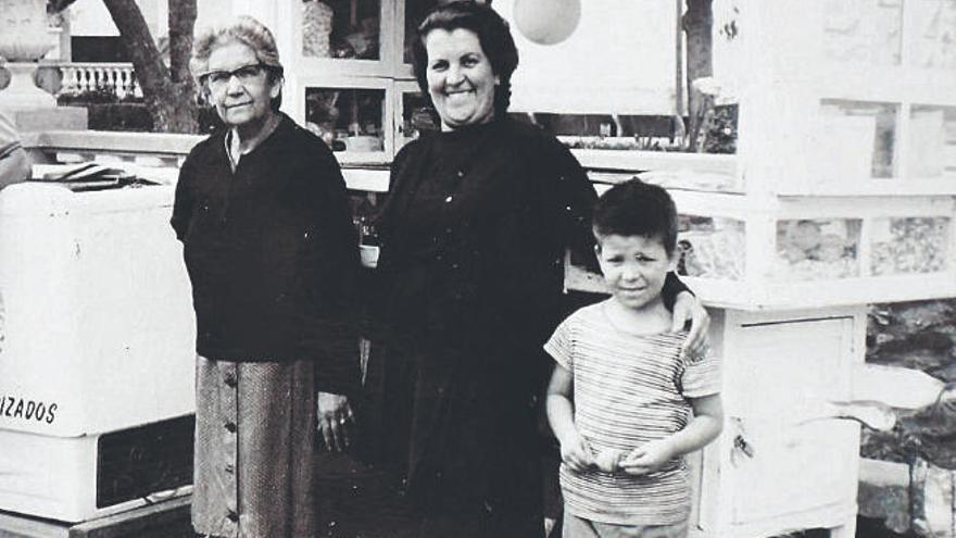 Carmen Rivero Pérez (centro) junto a su antiguo y recordado carrito.