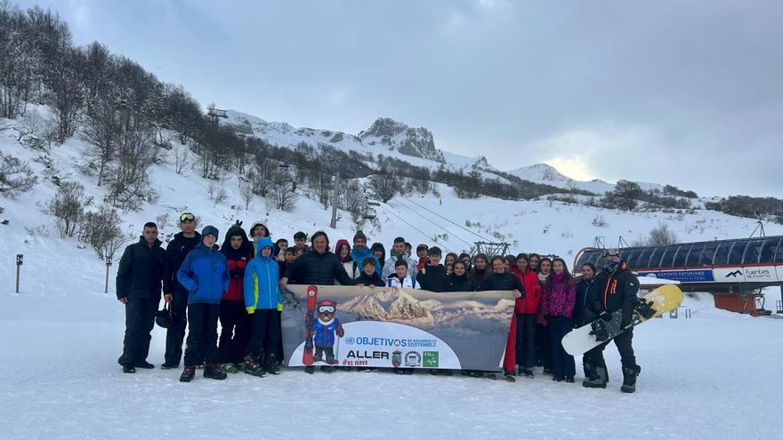 Cantera de esquiadores en Aller: trescientos escolares del concejo participan en un programa para fomentar el deporte invernal