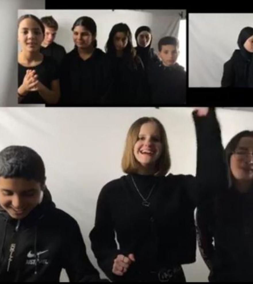 L’alumnat de l’aula d’acollida de Fedac Manresa grava un videoclip cantant en català