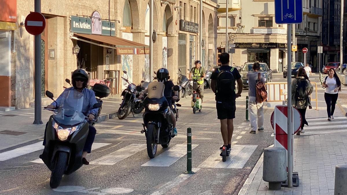 FOTOS: Caos de bicicletas y patinetes en dirección contraria en Palma por el corte del carril bici de Comtat del Rosselló